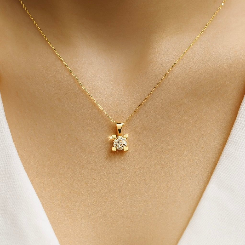 Колие с висулка от жълто злато с диамант 0.20 карата