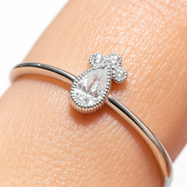 White gold ring with drop diamond and diamonds 0.18 carats