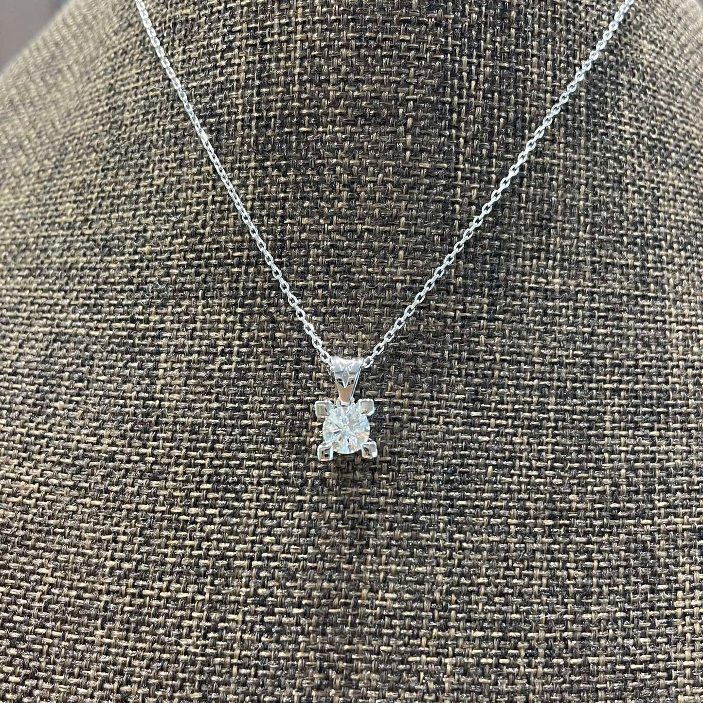 White gold pendant with a 0.40 carat diamond
