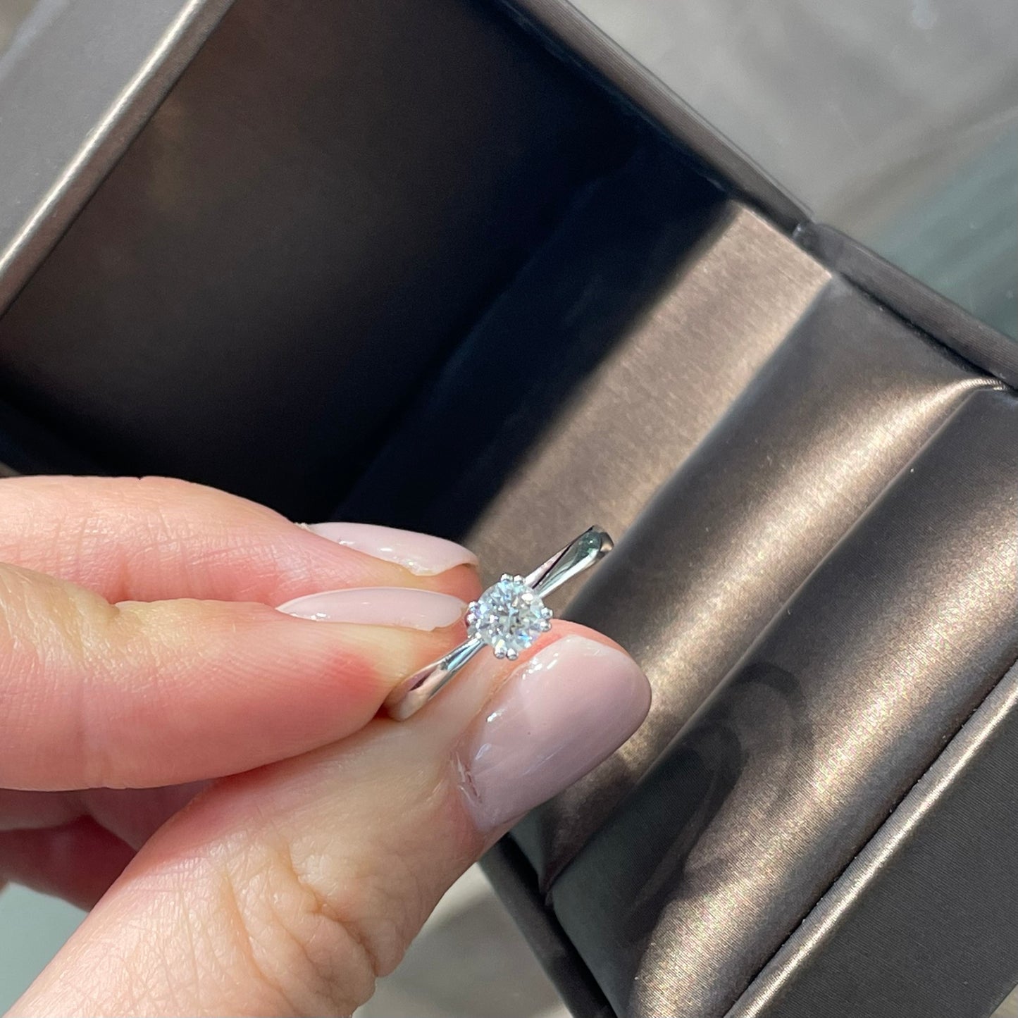 White gold engagement ring with 0.40 carat diamond