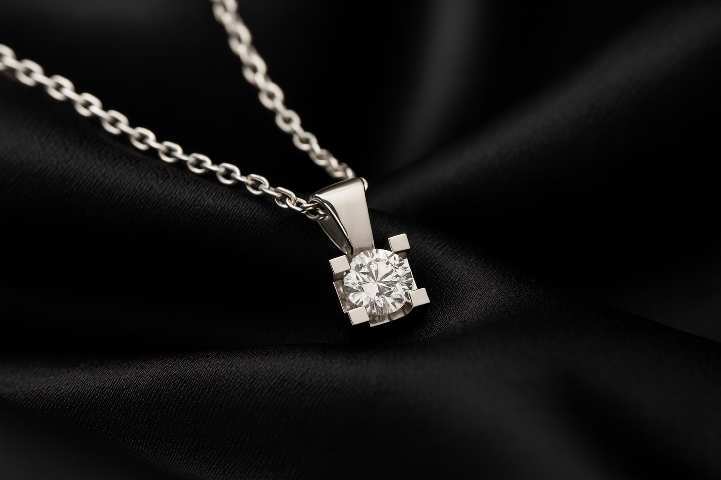 Висулка от бяло злато с диамант 0.11