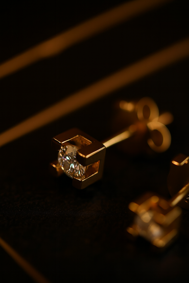 Classic earrings in yellow gold with diamonds 0.32 carats