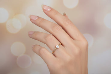 Годежен пръстен от жълто злато с диамант капка