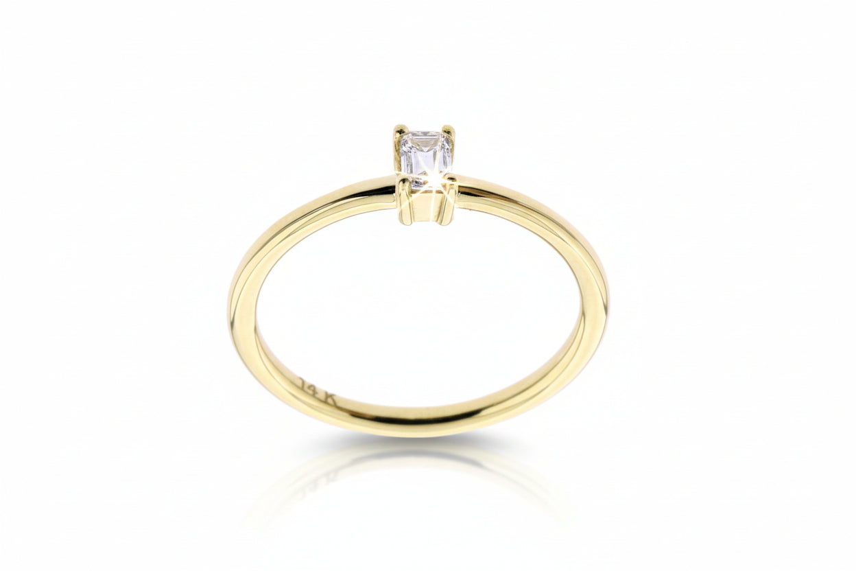 Годежен пръстен от жълто злато с диамант Emerald cut