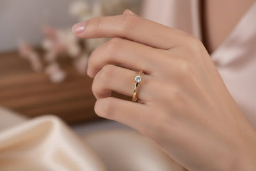 Годежен пръстен от жълто злато с диамант