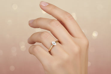 Годежен пръстен от жълто злато с диамант овал