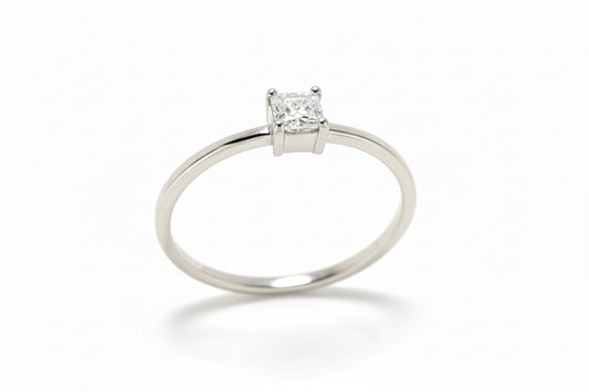 Годежен пръстен от бяло злато с диамант princess cut