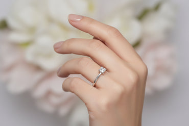 Годежен пръстен от бяло злато с диамант princess cut