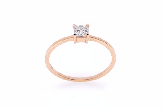 Годежен пръстен от розово злато с диамант princess cut