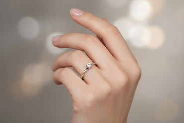 Годежен пръстен от бяло злато с диамант