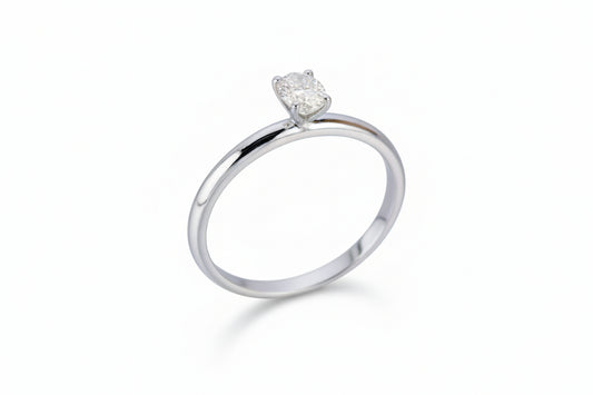 Годежен пръстен от бяло злато с диамант овал
