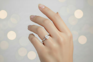 Годежен пръстен от бяло злато с диамант овал