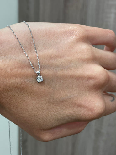 White gold pendant with 0.23 carat diamond