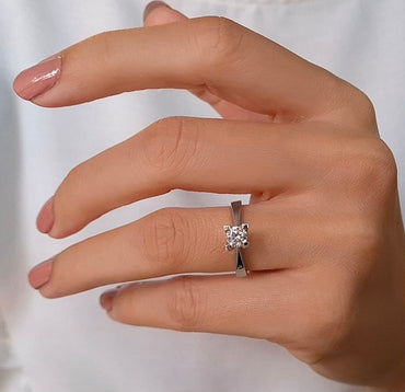 Годежен пръстен от бяло злато с диамант 0.15 карата  с класическа форма 