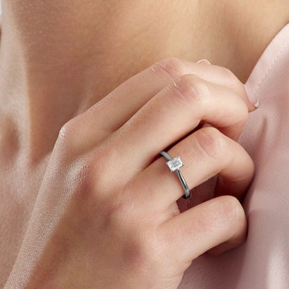 Годежен пръстен от бяло злато с диамант 0.33 във форма багет / baguette