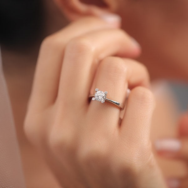 Класически годежен пръстен с диамант 0.40 ct