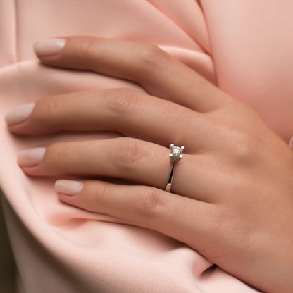 Класически годежен пръстен с диамант 0.14 ct