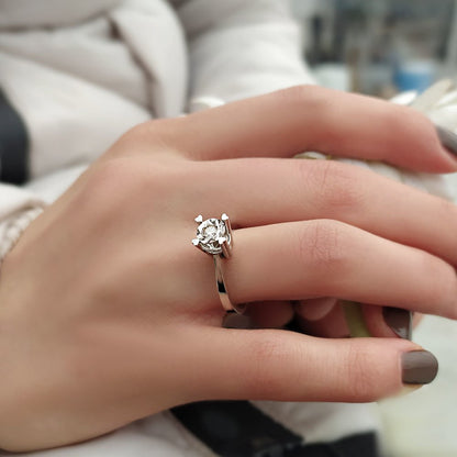 Дамски златен пръстен с диамант