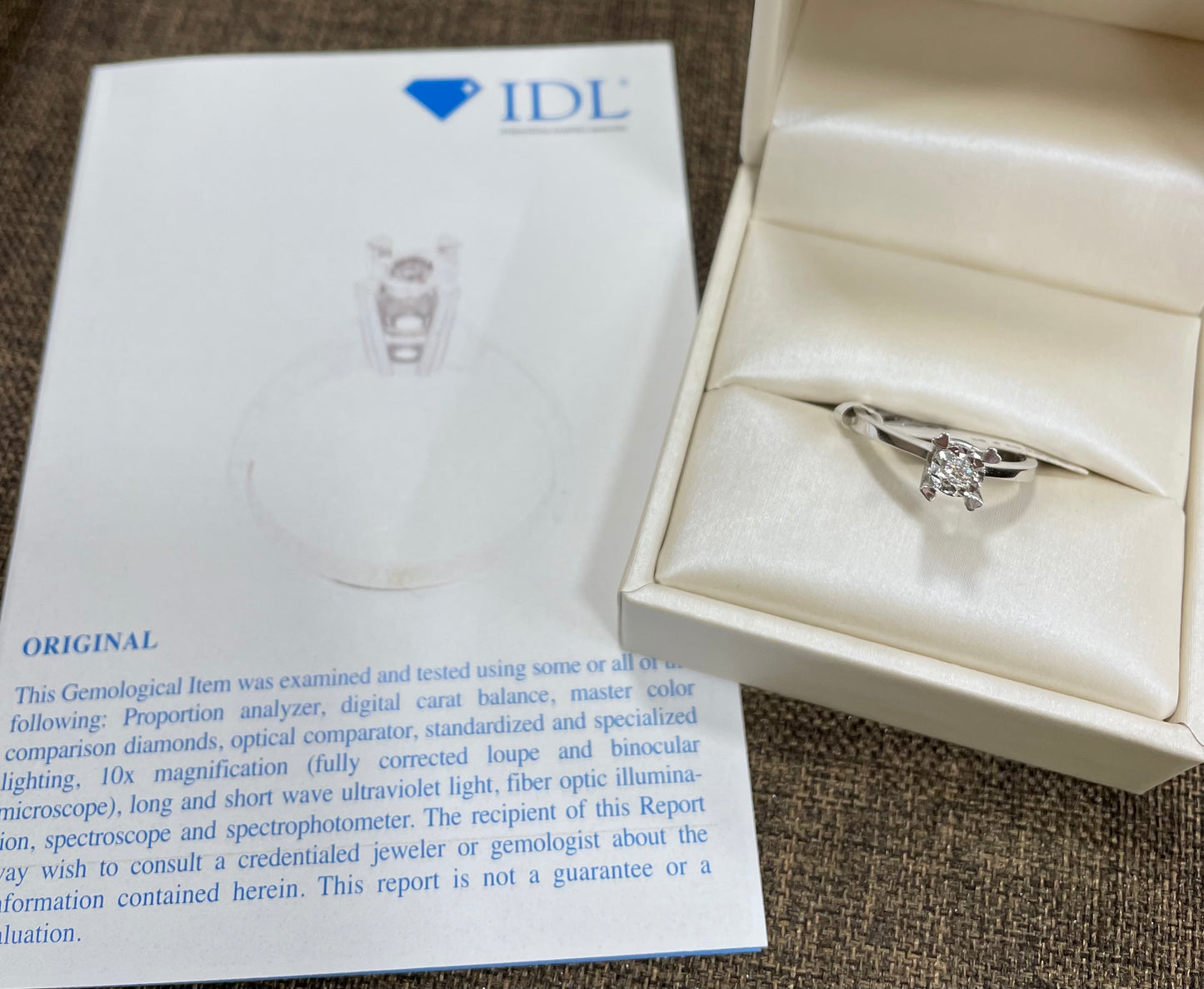 Бяло злато годежен пръстен с диамант в луксозна кутия