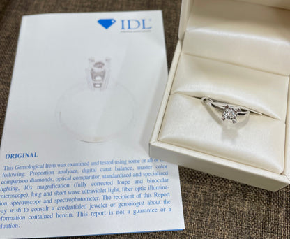 Бяло злато годежен пръстен с диамант в луксозна кутия