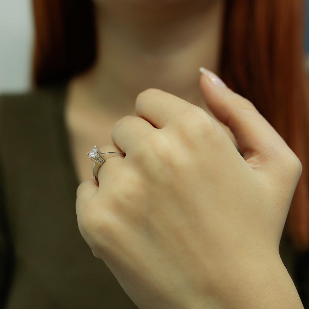 Класически годежен пръстен от бяло злато с диамант 0.40 ct