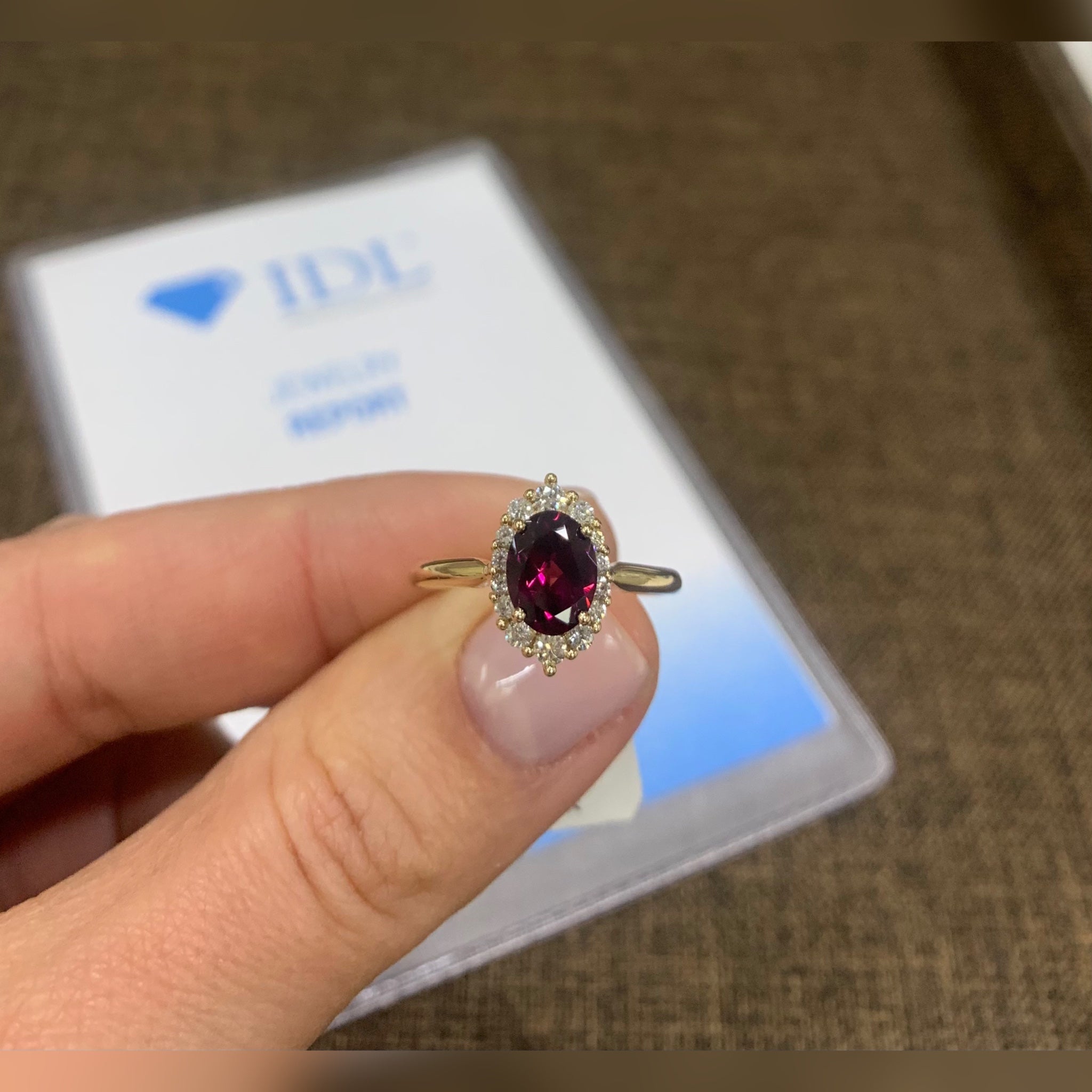 Пръстен жълто злато с диаманти и родолит 1.64 карата