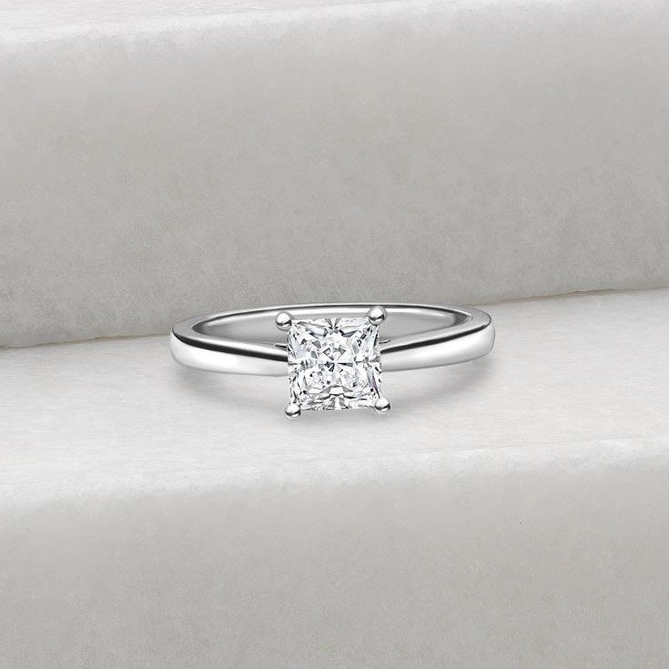 Класически годежен пръстен от бяло злато с диамант във форма princess 0.32 ct.