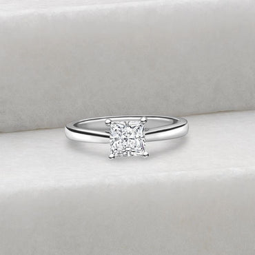 Класически годежен пръстен от бяло злато с диамант във форма princess 0.32 ct.