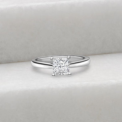 Класически годежен пръстен от бяло злато с диамант във форма princess 0.32 ct.