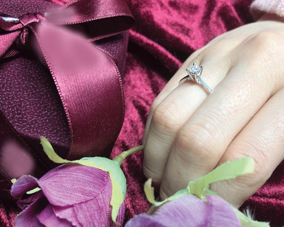 Класически годежен пръстен от бяло злато с диамант във форма princess 0.32 ct.