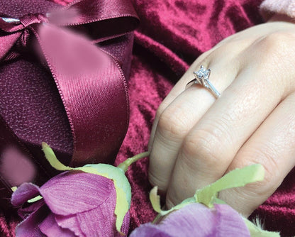 Класически годежен пръстен от бяло злато с диамант във форма princess 0.32 ct.