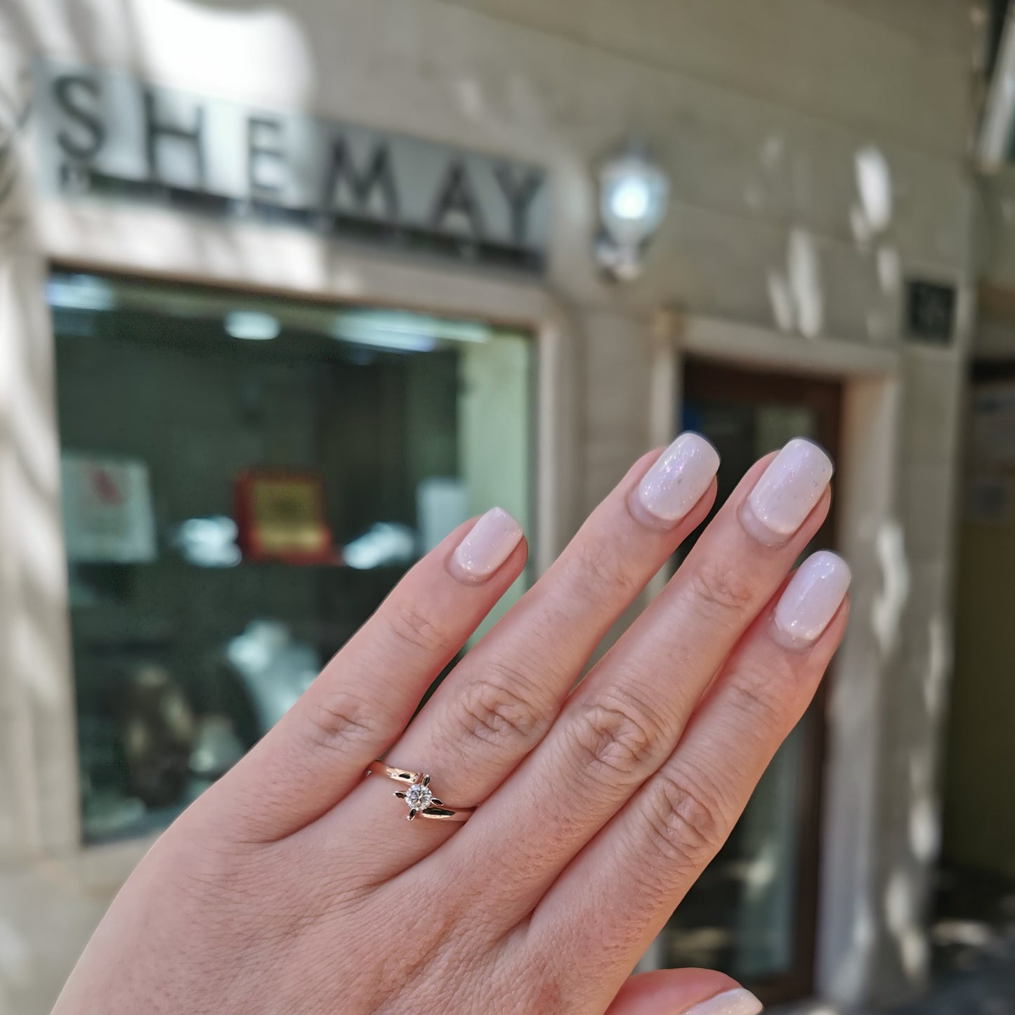 Нежен годежен пръстен с диамант 0.25ct. Моделът е изработен от 14 карата розово злато.