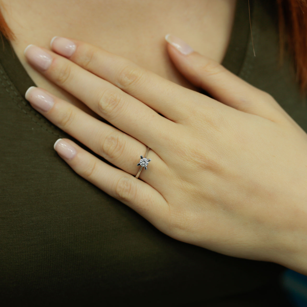 Златен пръстен с диамант 0.22 карата. Нежен и тънък пръстен с класически дизайн.