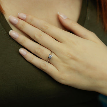 Златен пръстен с диамант 0.22 карата. Нежен и тънък пръстен с класически дизайн.