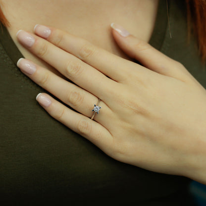 Златен пръстен с диамант 0.22 карата. Нежен и тънък пръстен с класически дизайн.