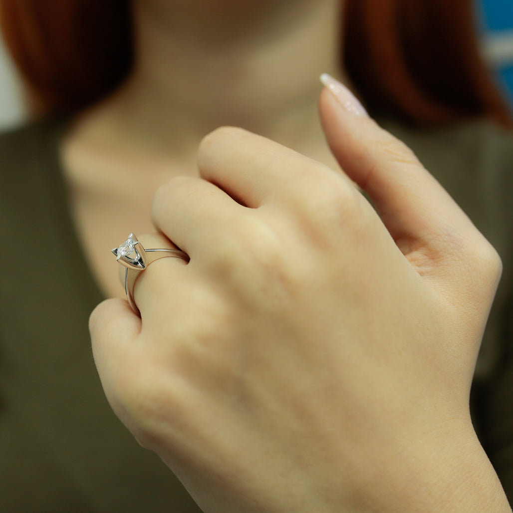 Пръстен с диамант бяло злато 0.31 карата