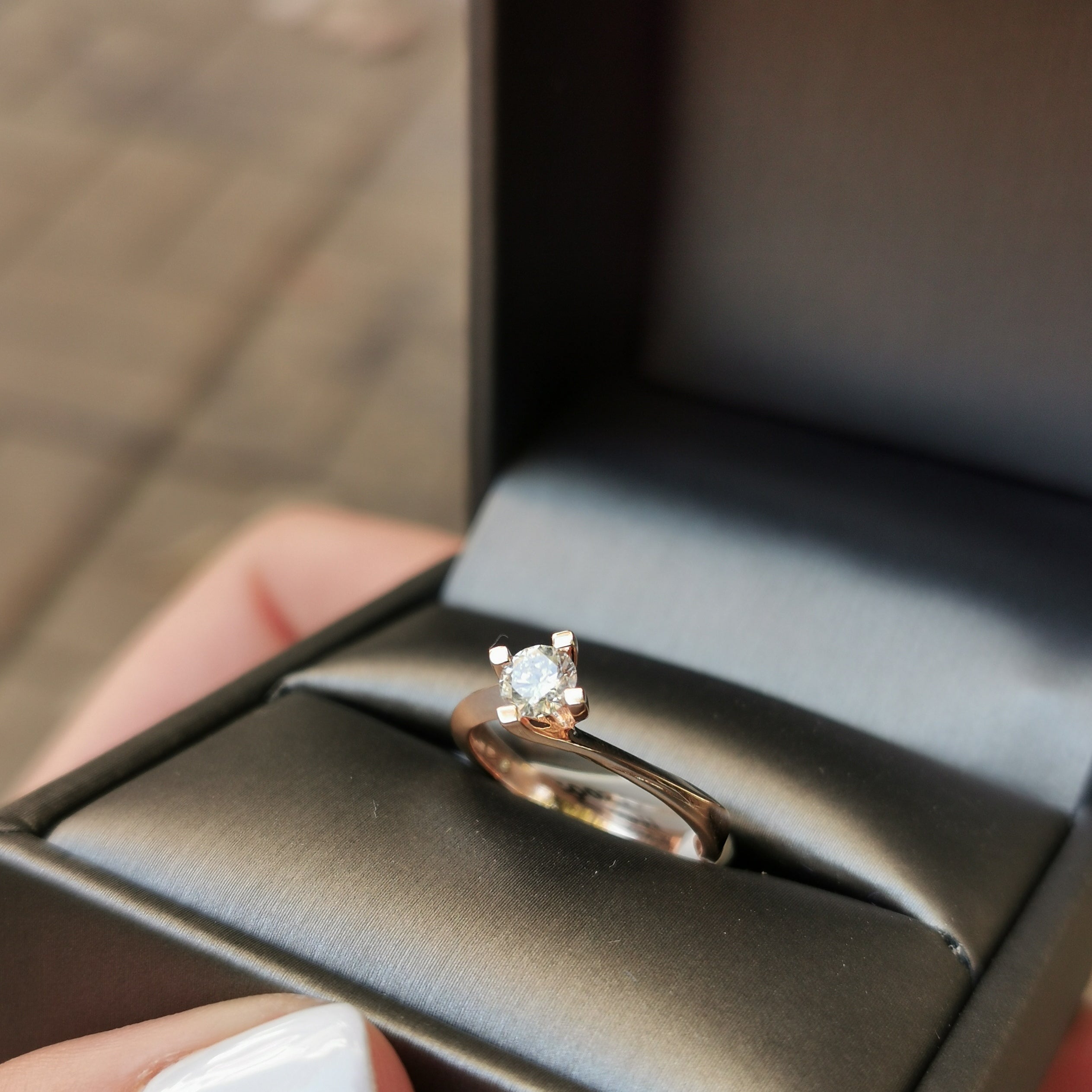 Красив годежен пръстен с тънка златна халка и диамант 0.35ct.