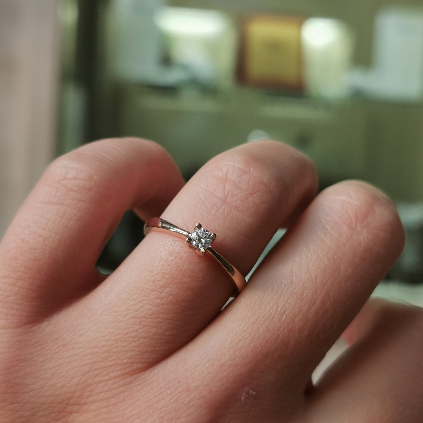 Нежен годежен пръстен от розово злато с диамант 