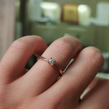 Нежен годежен пръстен от розово злато с диамант 