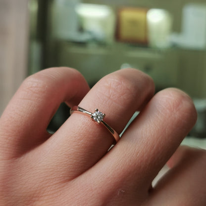 Нежен годежен пръстен от розово злато с диамант 