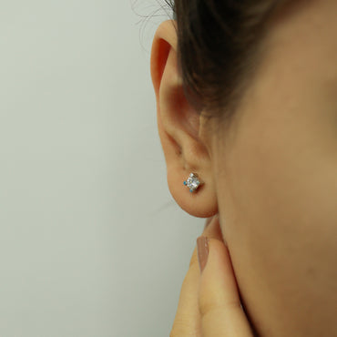 Малки обеци с диамант