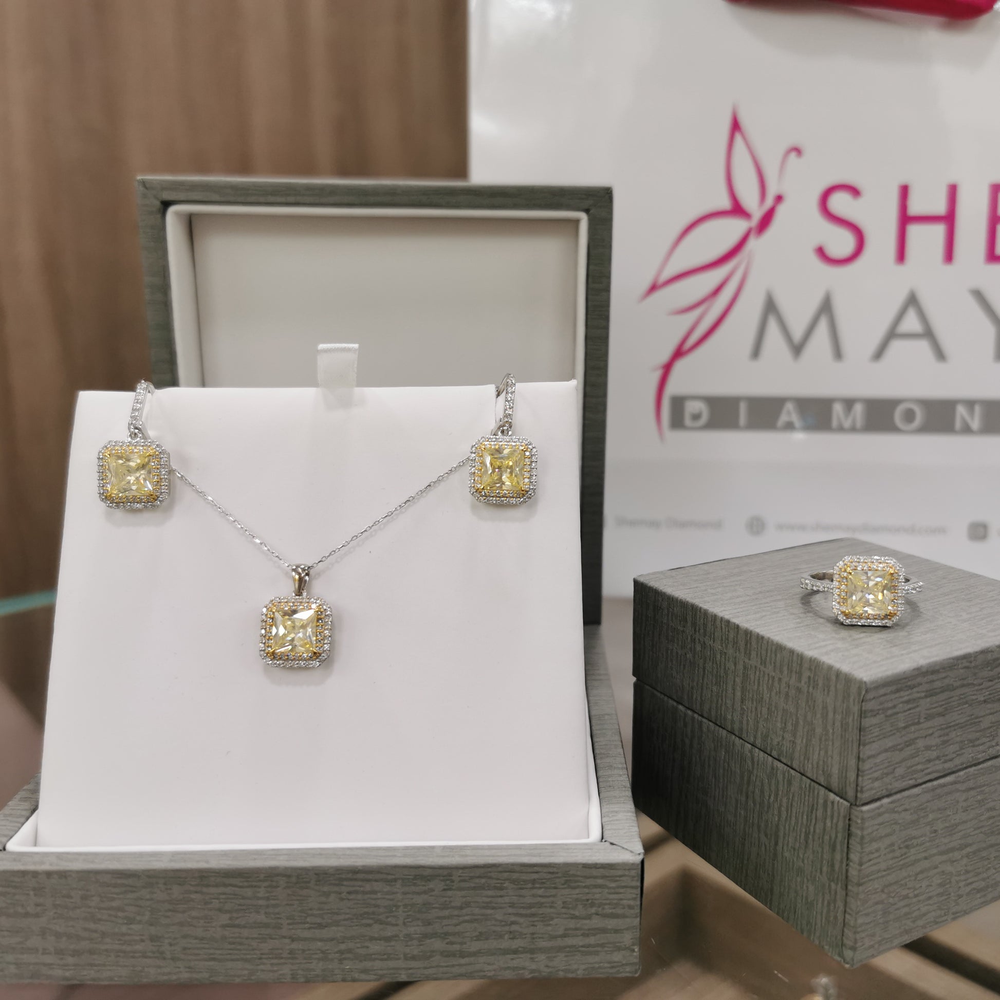 Висулка с диаманти и Жълт сапфир 3.05 карата Limited Edition 
