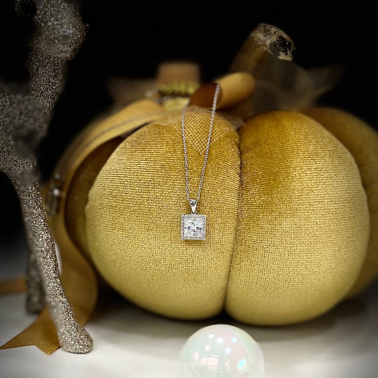 Висулка с диаманти и бял сапфир 3.19 карата Limited Edition 