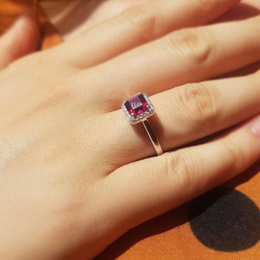 Изящен пръстен с диаманти и родолит 