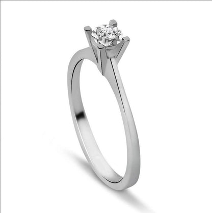 Класически годежен пръстен от бяло злато с диамант 0.03ct. и лазерно фасетирано злато. Уникален модел пръстен, който съчетава добра визия и достъпна цена на годежен пръстен с диамант!