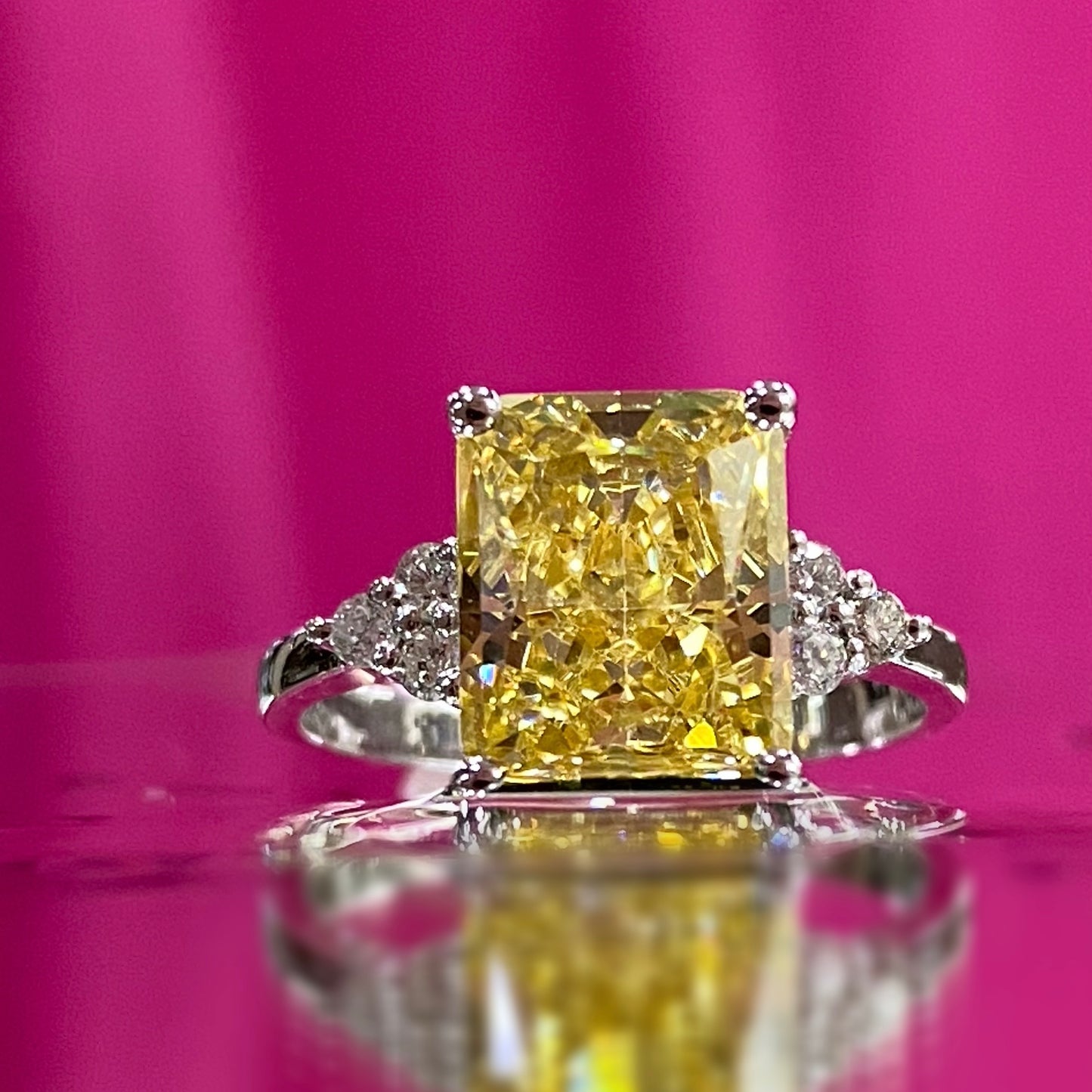 Красота, изящество и стил в едно - пръстен от бяло злато с жълт сапфир и диаманти