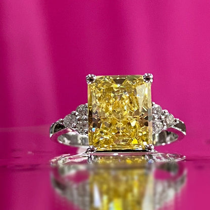 Красота, изящество и стил в едно - пръстен от бяло злато с жълт сапфир и диаманти