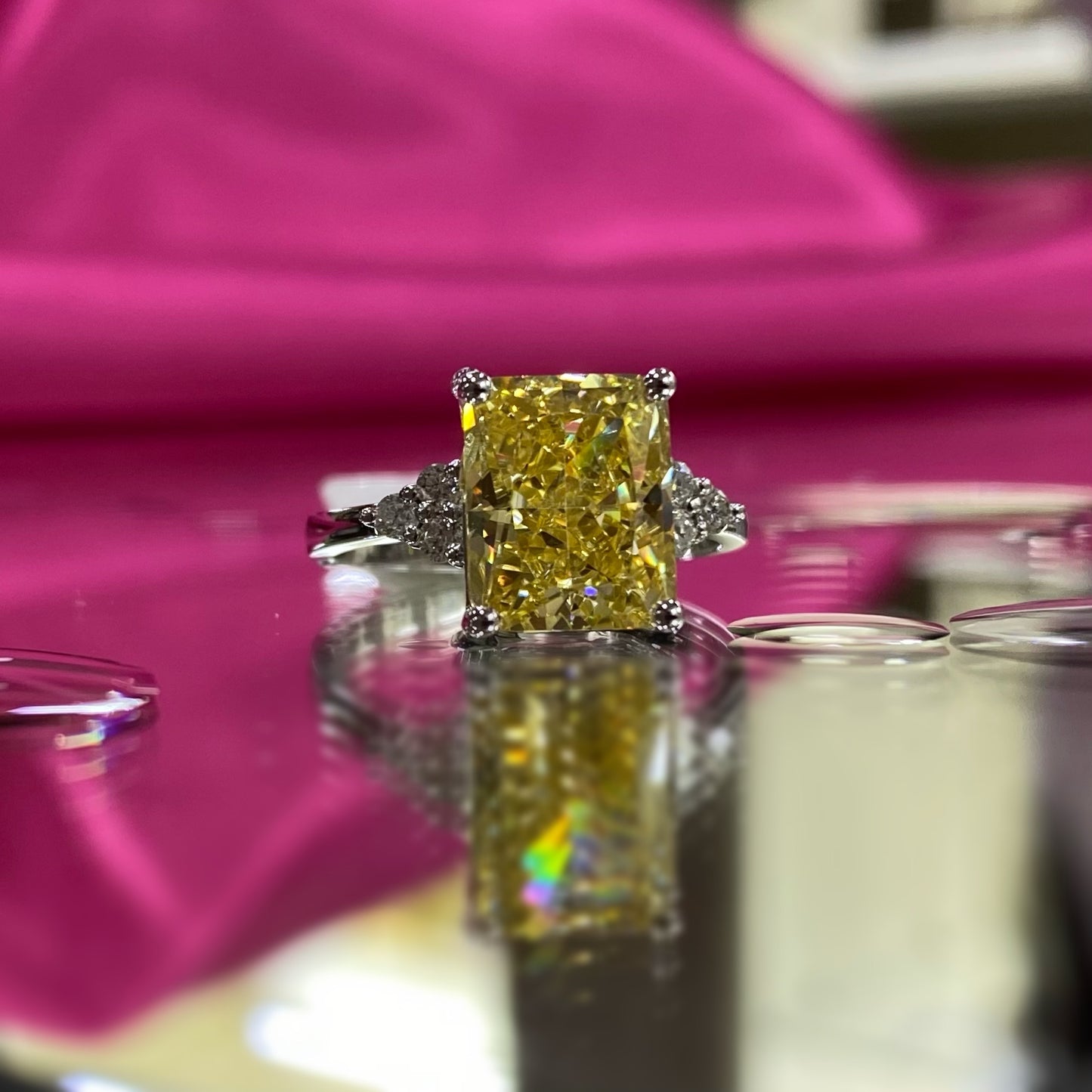 Дамски златен пръстен с диаманти и жълт Сапфир 7.87 карата