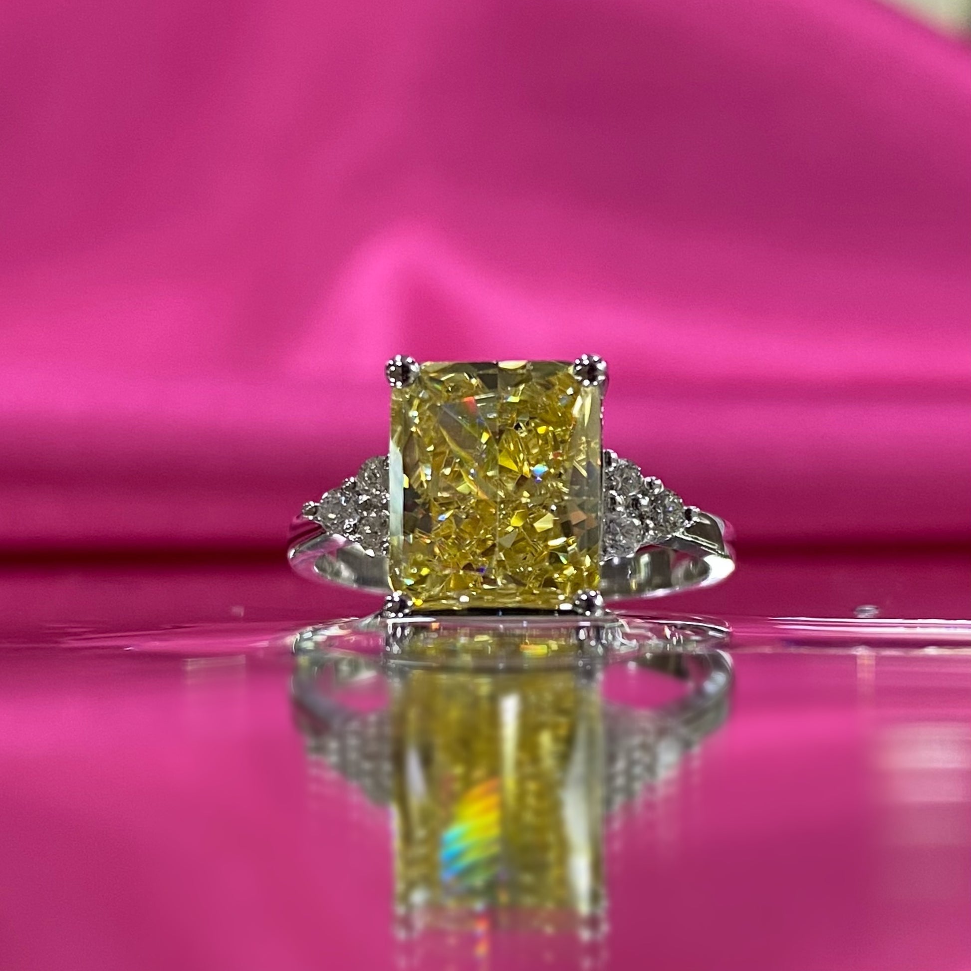 Диамантен пръстен с жълт сапфир