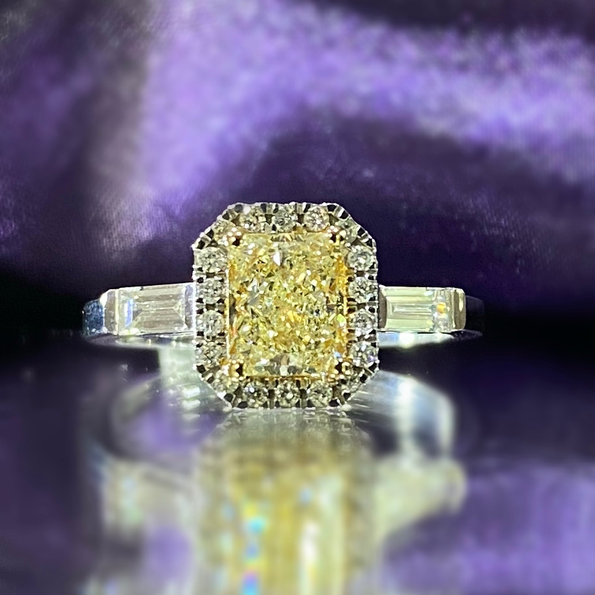 Пръстен от бяло злато с Fancy Yellow Диамант, обграден с бели брилянти и два бели диаманта baguette 